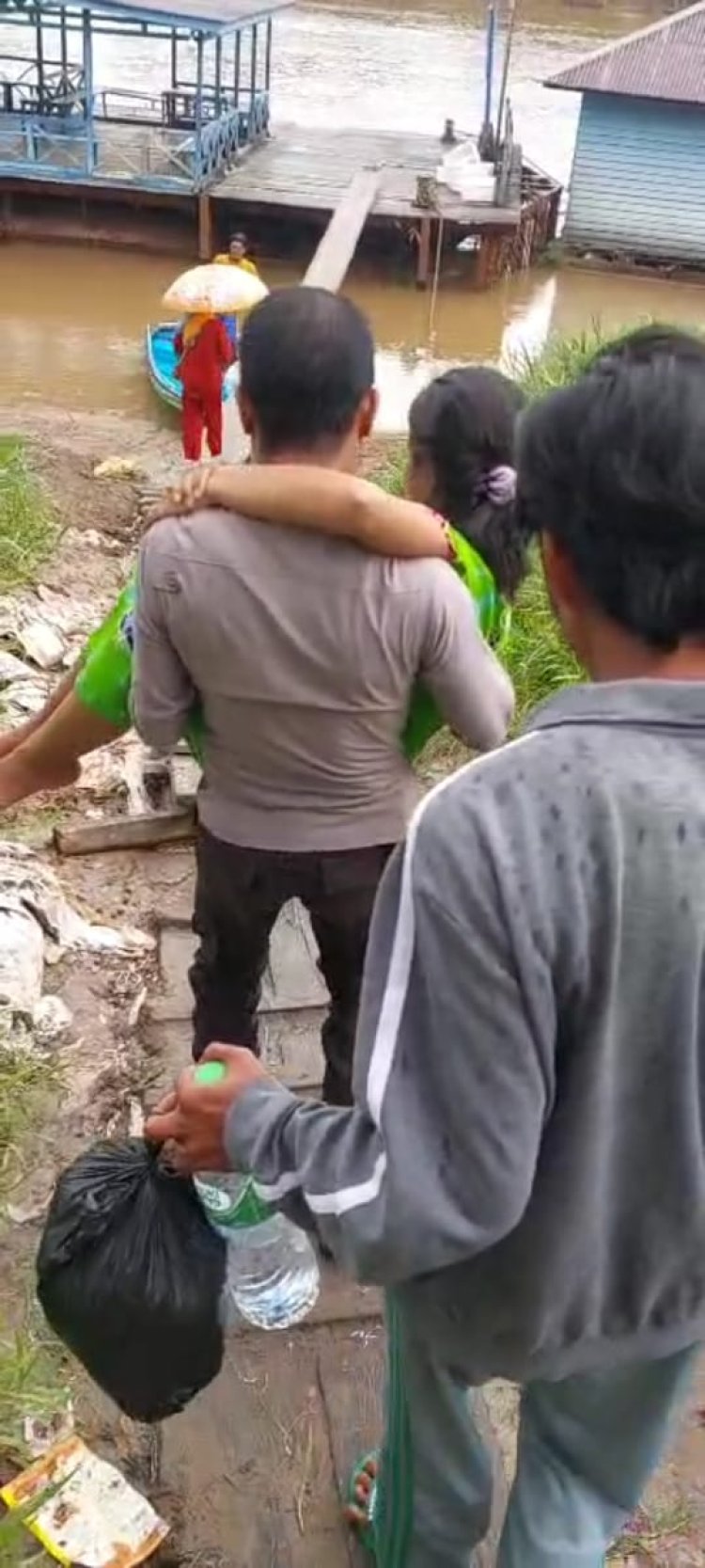 Polri Untuk Masyarakat Aksi Peduli Aipda Beny Kepada Warga Melawi