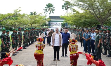 WAKILI DANREM 121/ABW, KASITER KASREM 121/ABW KOLONEL INF MORDECHAI TRIYANDONO, S.I.P., TURUT MENYAMBUT KEDATANGAN RESES KOMISI I DPR RI DI KODAM XII/TPR