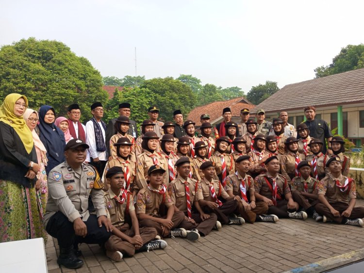 Kapolsek Serang Baru Hadiri Upacara Hari Pendidikan Nasional di SMAN 1 Serang Baru 
