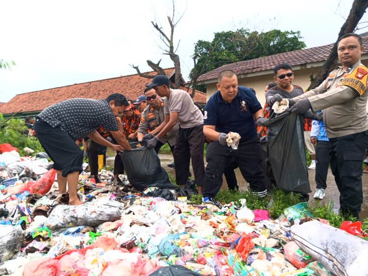 Turun Langsung Kapolsek Serang Baru Bersama Camat Beserta Ormas PP Gotong Royong Bersihkan Sampah
