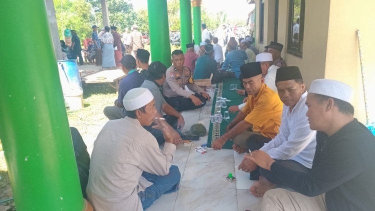 Bhabinkamtibmas Laksanakan Takziah Bentuk Kepedulian Terhadap Warga Binaanya Yang Meninggal Dunia