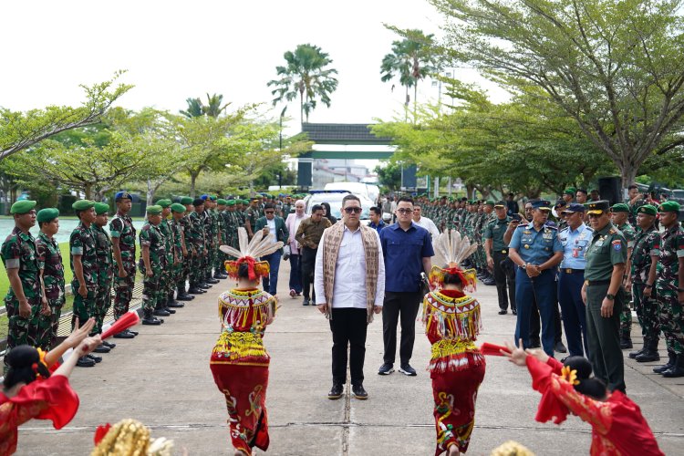 WAKILI DANREM 121/ABW, KASITER KASREM 121/ABW KOLONEL INF MORDECHAI TRIYANDONO, S.I.P., TURUT MENYAMBUT KEDATANGAN RESES KOMISI I DPR RI DI KODAM XII/TPR