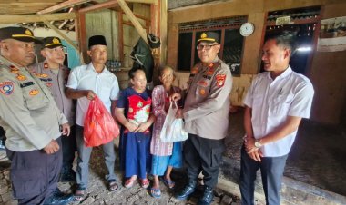 "Polri Untuk Masyarakat"Bentuk Kepedulian Kapolsek Serang Baru Melaksanakan Kunjungan dan Berikan Sembako Kepada Warga Yang Kurang Mampu 