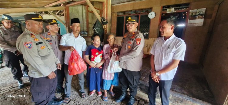 "Polri Untuk Masyarakat"Bentuk Kepedulian Kapolsek Serang Baru Melaksanakan Kunjungan dan Berikan Sembako Kepada Warga Yang Kurang Mampu 