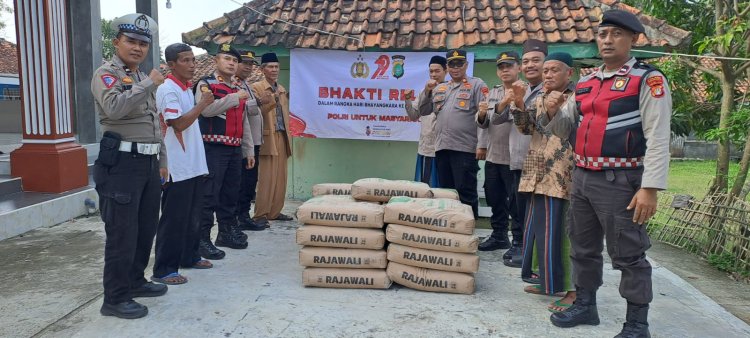 Bakti Religi,Dalam Rangka HUT Bhayangkara ke-79, Kapolsek Serang Baru Berikan Bantuan 50 Sak Semen di Jamie Al-Ikhlas