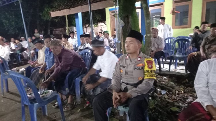 Perkuat Kedekatan Dengan Masyarakat Bhabinkamtibmas Desa Sukaragam Hadiri Acara Tahlilan 