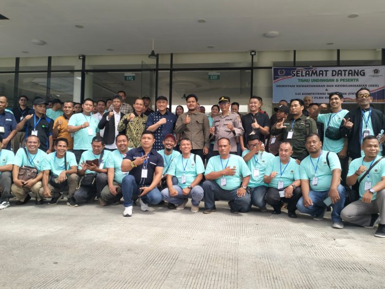 Usai Isi Materi OKK PWI Kalbar di PLBN Entikong, Aat Surya Syafaat dan Peserta Ngopi Bareng di Tebedu, Malaysia