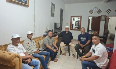 PLT Ketua PWI Kalbar dan Anggota Kunjungi Rumah Direktur UKW PWI Pusat Aat Surya Safaat
