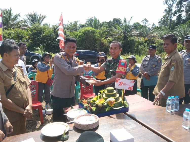 Polsek Ngabang Gelar Syukuran HUT Bhayangkara ke-79 Di Demplot Jagung Desa Jelimpo