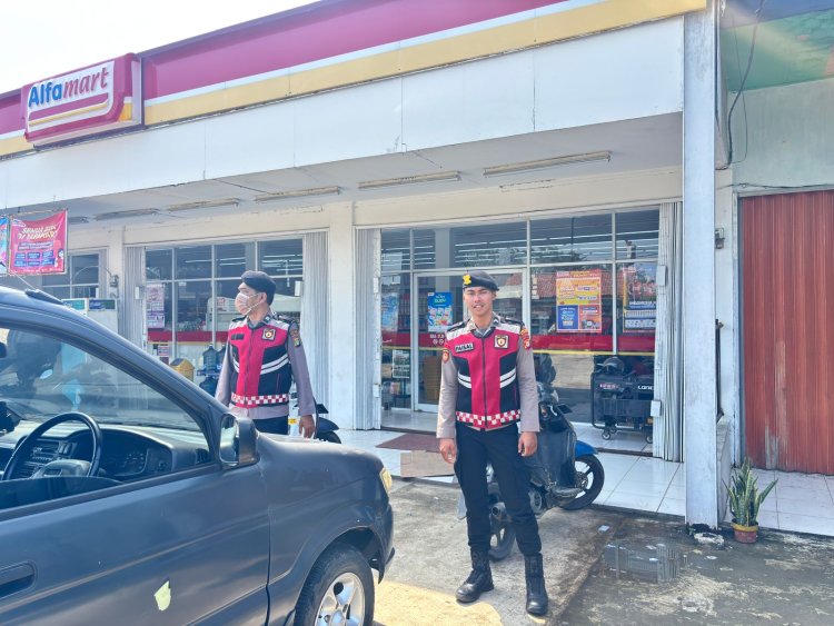 Cegah Gangguan Kamtibmas di Alfamart Polsek Tambelang Melaksanakan Patroli Dialogis 