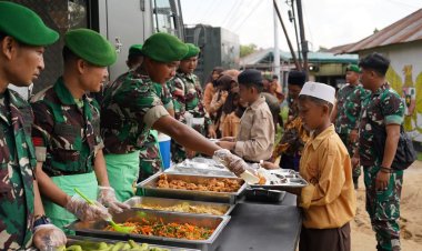 Pangdam XII/Tpr Beri Makan Gratis Ala Prajurit TNI Kepada Murid MTS Miftahul Ulum Pontianak