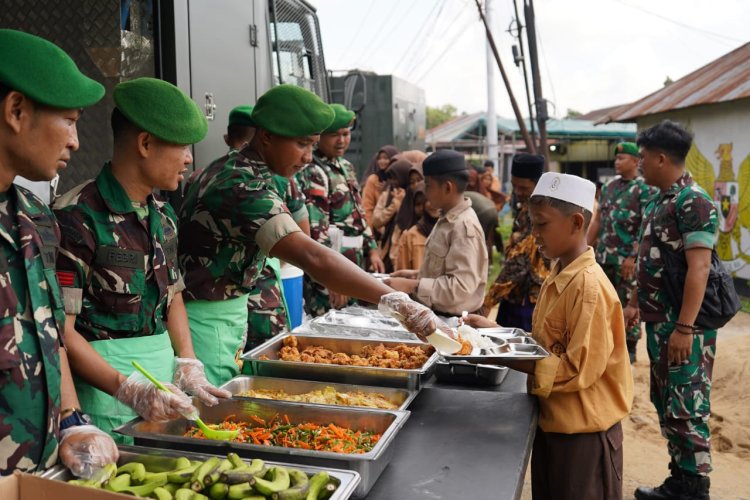 Pangdam XII/Tpr Beri Makan Gratis Ala Prajurit TNI Kepada Murid MTS Miftahul Ulum Pontianak